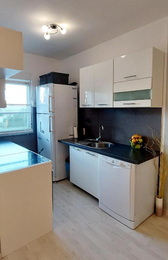 Apartman Near Fazana-500 From The Sea Exterior photo